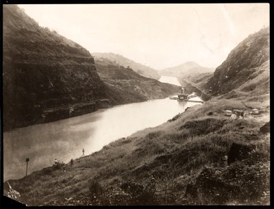 Ansicht eines frisch gegrabenen Teils des Panamakanals während des Baus, 1912 oder 1913 von Byron Company